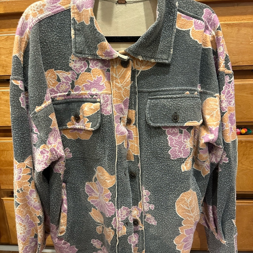 Free People Textured Floral Pattern Women’s Shirt Jacket in Cream and Gray. EUC